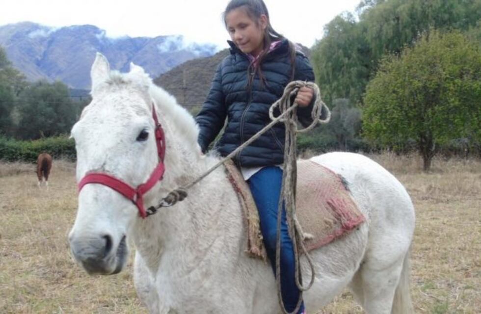 Lucía tiene 12 años, es ciega y viaja dos horas por día para ir a la escuela