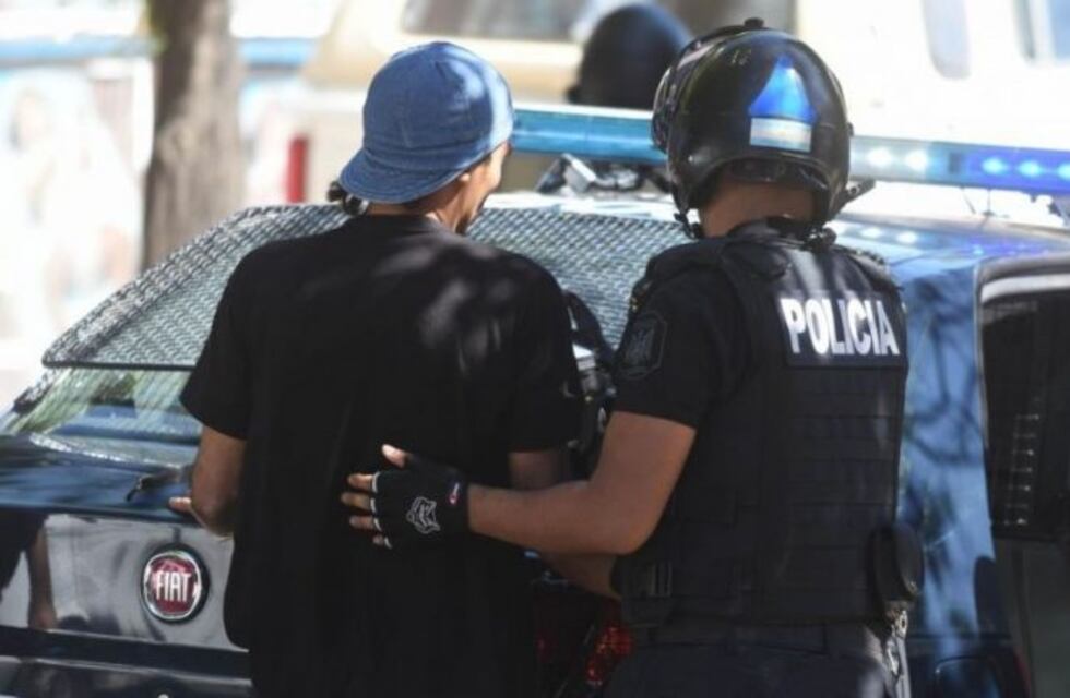 Un indigente golpeó en la cabeza a un comerciante por no donarle comida