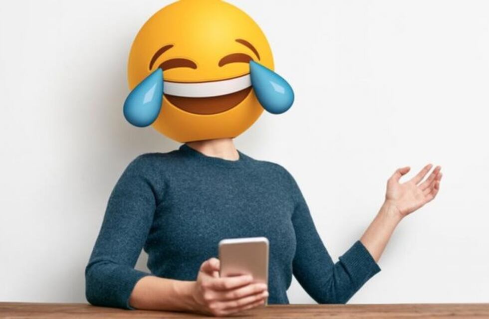 California: pintó dos enormes emojis en su casa, y una vecina asegura que son una venganza en su contra
