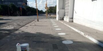 Pintaron círculos en las veredas de los cajeros para marcar la distancia social\u002E (Foto: InfoAguilares)\u002E