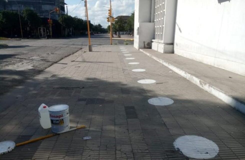 Para evitar las aglomeraciones marcaron la distancia en las veredas de los bancos