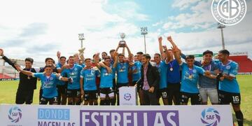 El Celeste goleó en el clásico a Talleres y levantó la copa en Cuarta de Superliga\u002E