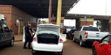 Detuvieron a un taxista por intentar pasar a una menor a Paraguay dentro del baúl\u002E (Foto: Primera Edición)