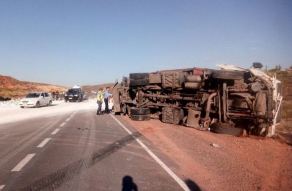 Volcó un camión con 28 toneladas de harina en la Ruta 7