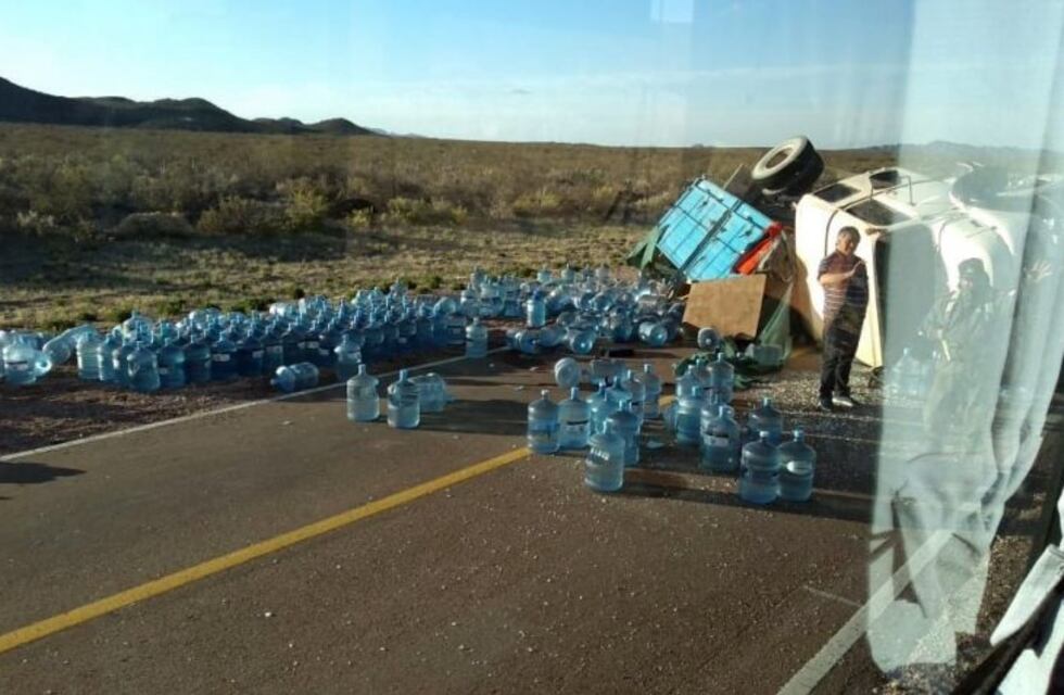 Caos en la ruta 144 por el vuelco de un camión que transportaba bidones con agua