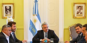 Alberto Fernández junto a Claudio Tapia, Alejandro Domínguez y Matías Lammens (Foto: Esteban Collazo/ Presidencia/EFE)