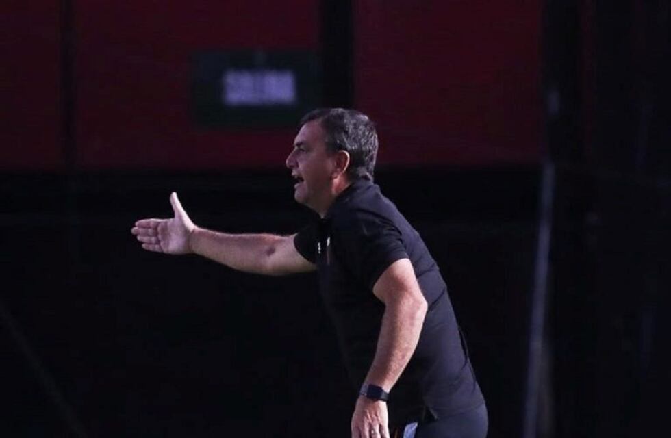 Osella presentó la renuncia tras la goleada ante Boca pero sigue en Colón
