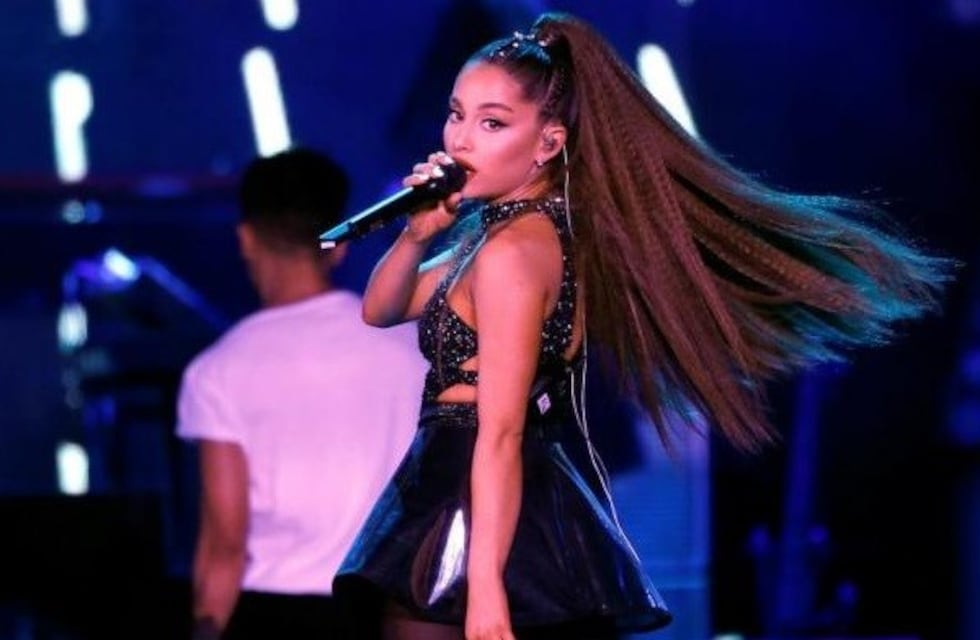 Ariana Grande conquistó las redes con un tierno beso y sin maquillaje