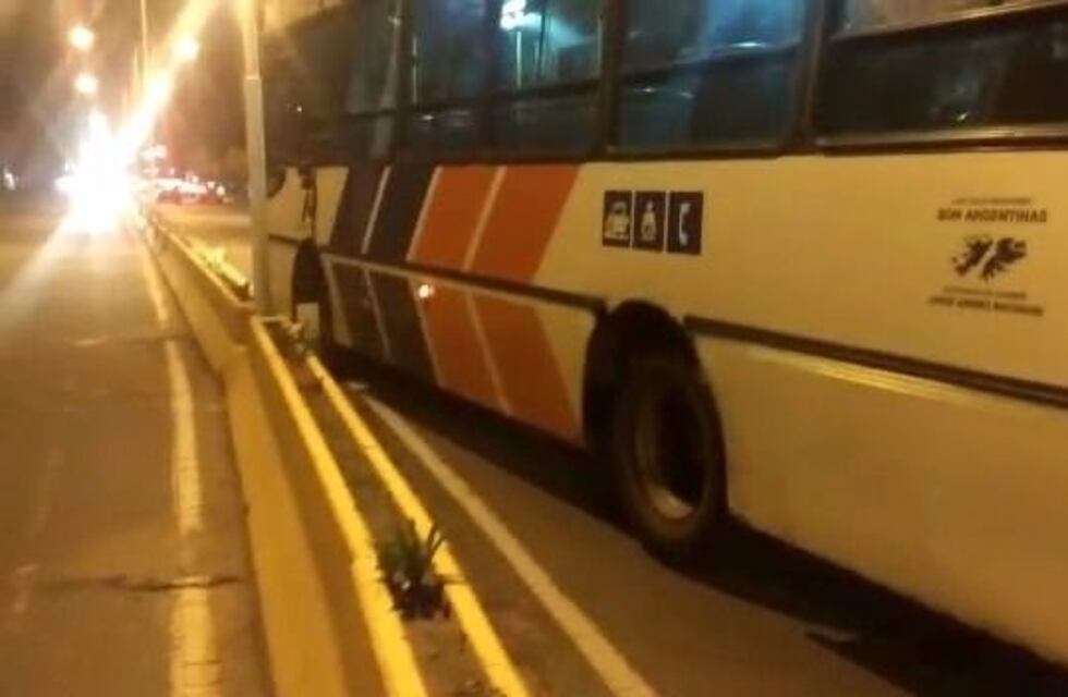 A un colectivo se le cortó la dirección y chocó en la capital puntana