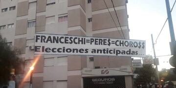 Los carteles que aparecieron en los alrededores de la cancha de Belgrano criticando a la actual gestión de Franceschi y al ex Armando Pérez\u002E (Forza Belgrano)