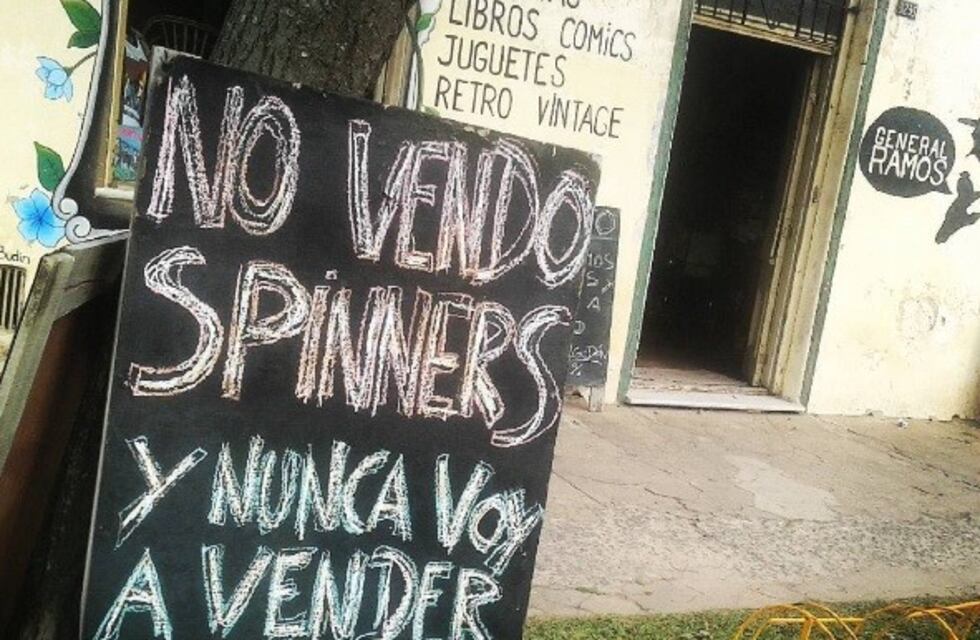 Dueño de polirubro se cansó de que le pidieran spinners y lo dejó en claro con un original cartel