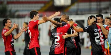 Los santafesinos aseguraron el triunfo a cinco minutos del final del partido\u002E (EFE)