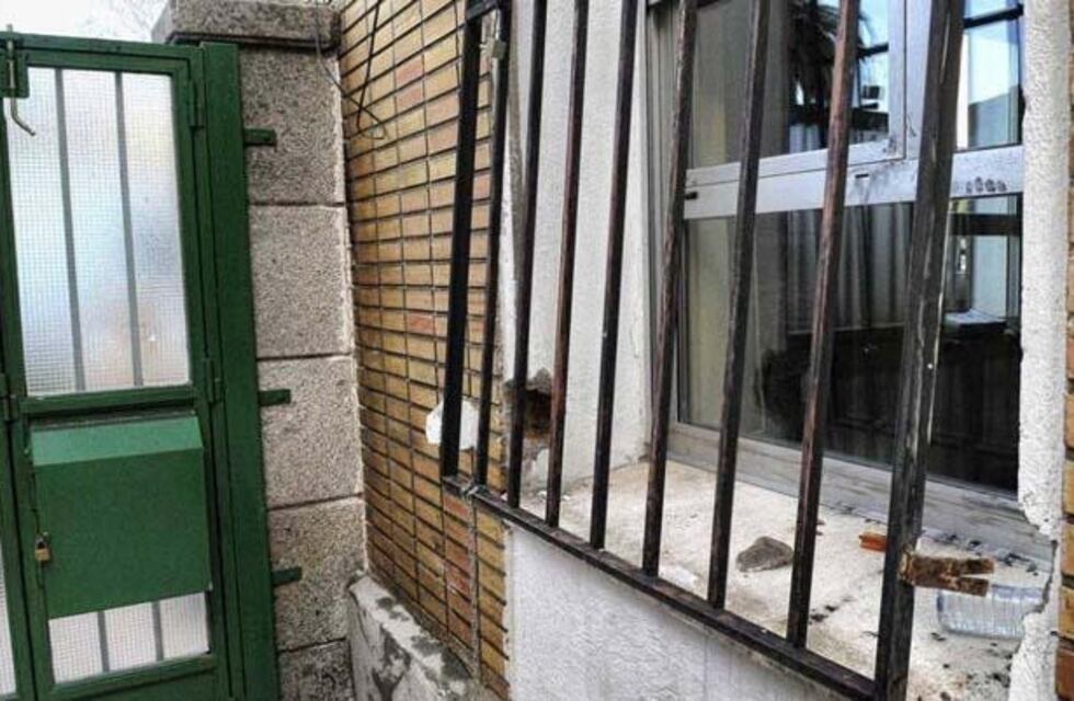 Forzaron una reja para robar alimentos y electrodomésticos de un jardín
