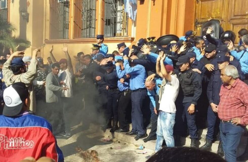 Hubo varios policias golpeados durante la protesta de los PEM