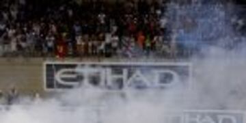 TOPSHOT - Mercedes AMG Petronas F1 Team's German driver Nico Rosberg celebrates at the end of the Abu Dhabi Formula One Grand Prix at the Yas Marina circuit on November 27, 2016.rnNico Rosberg won his maiden Formula One world title by securing second place behind his Mercedes arch-rival in the Abu Dhabi Grand Prix. / AFP PHOTO / MOHAMMED AL-SHAIKH Abu Dhabi emiratos arabes Nico Rosberg gran premio de formula1 de emiratos arabes automovilismo piloto pilotos en la carrera