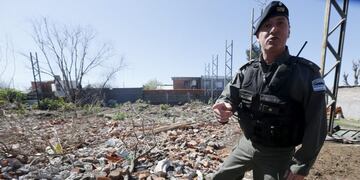 Walter Nelson Zurita, Commander of Argentina’s Gendarmerie, stands on the debris of what was once a drug center and demolished by security forces in the La Granada slum in Rosario, September 11, 2015\u002E The local morgue reports a fall in homicides since April 2014, when the government sent its Gendarmerie to Rosario to provide law and order in poorer areas of the city\u002E Picture taken September 11, 2015\u002E REUTERS/Enrique Marcarian rosario Walter Nelson Zurita rosario inseguridad narcotrafico villa La Granada drogas narcotrafico seguridad gendarmeria comandante de gendarmeria bunker droga demolido
