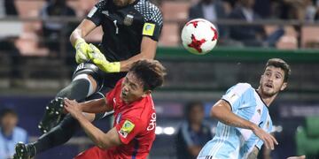 Argentina's goalkeeper Franco Petroli, left, and South Korea's Cho Youngwook, center, clash for the ball during their Group A soccer match in the FIFA U-20 World Cup Korea at Jeonju World Cup Stadium in Jeonju, South Korea, Tuesday, May 23, 2017. (Lim Hun-jung/Yonhap via AP)