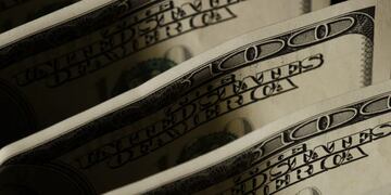 One hundred dollars bills, May 30, 2012\u002E The President of the Argentina's Central Bank (BCRA), confirmed that won't be sell dollars for the purchase of real estate operations and warned that 'they will have to be made in pesos', July 6, 2012\u002E Photo: Eva Fisher/dpa/aa buenos aires billetes de cien 100 dolares cepo a la compra de dolares moneda extranjera billete billetes