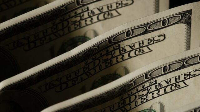 One hundred dollars bills, May 30, 2012\u002E The President of the Argentina's Central Bank (BCRA), confirmed that won't be sell dollars for the purchase of real estate operations and warned that 'they will have to be made in pesos', July 6, 2012\u002E Photo: Eva Fisher/dpa/aa buenos aires billetes de cien 100 dolares cepo a la compra de dolares moneda extranjera billete billetes