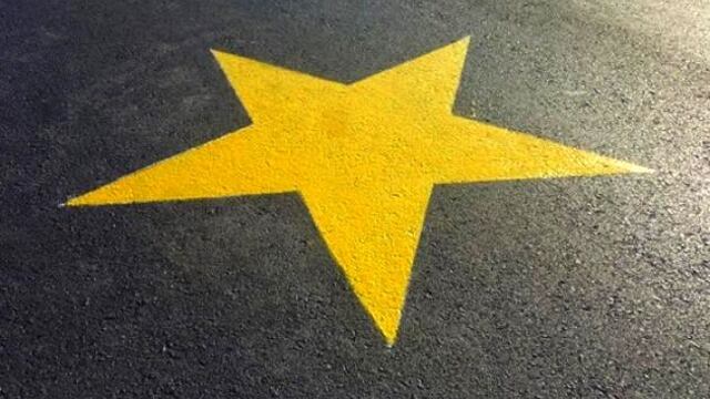 Volvieron a pintar una estrella amarilla en Paraná en homenaje a un víctima vial