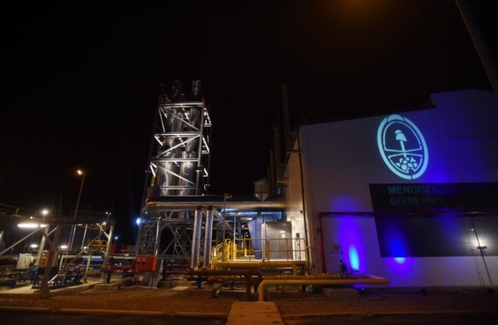 Macri visita una central térmica de Mendoza y una mujer denuncia expropiación