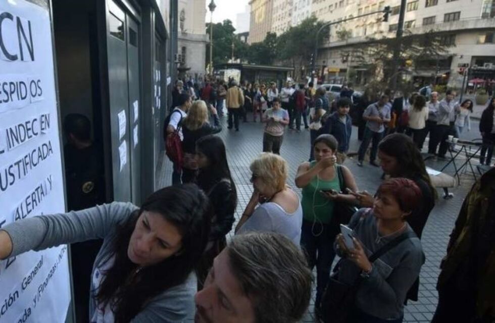 Empleados del Indec anunciaron un paro de 24 horas para este martes ante el despido de 80 trabajadores