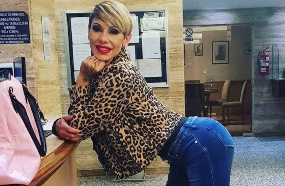 Desde adentro de la cama solar Mónica Farro compartió selfies completamente desnuda