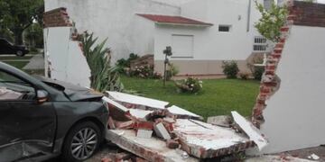 Lo chocaron, derribó un paredón y terminó en el patio de una casa (Foto: La Capital)
