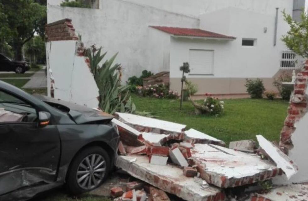 Lo chocaron, derribó un paredón y terminó en el patio de una casa