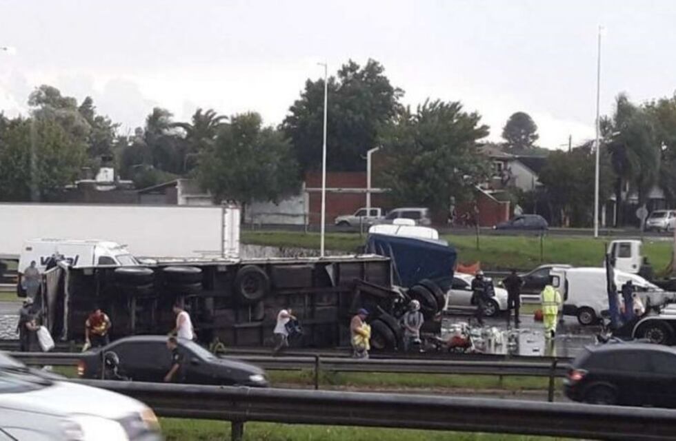 Volcó un camión repleto de bebidas en Acceso Oeste y lo saquearon en minutos
