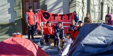 Se encadenaron hace 24 horas frente a la gobernación por asistencia\u002E Fotografía: Agustín Martínez\u002E