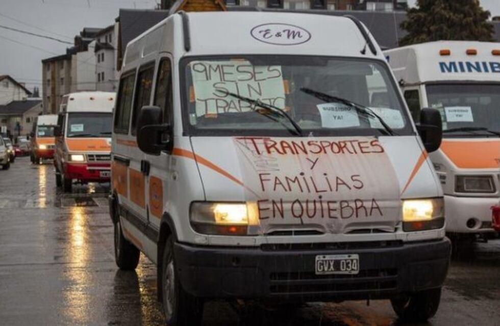 Choferes del transporte escolar de Bariloche se manifestaron frente al Centro Cívico