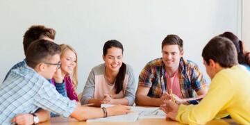 Jóvenes estudiando
