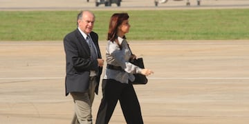 Nestor_Kirchner_a_Chubut_64227.jpg - Tu00e9lam - Buenos Aires - 13/03/09 -La presidenta, Cristina Fernu00e1ndez de Kirchner, viaja a la ciudad de Rawson para encabezar un acto en la sede del gobierno de Chubut y reunirse con el gobernador, Mario das Neves. Lo acompau00f1o el ex presidente Nu00e9stor Kirchner.rnFoto: Paula Ribas/Tu00e9lam/jc. buenos aires cristina fernandez de kirchner oscar parrilli presidenta visita a rawson reunion con gobernadores presidenta ex presidente visita chubut