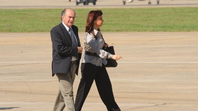 Nestor_Kirchner_a_Chubut_64227.jpg - Tu00e9lam - Buenos Aires - 13/03/09 -La presidenta, Cristina Fernu00e1ndez de Kirchner, viaja a la ciudad de Rawson para encabezar un acto en la sede del gobierno de Chubut y reunirse con el gobernador, Mario das Neves. Lo acompau00f1o el ex presidente Nu00e9stor Kirchner.rnFoto: Paula Ribas/Tu00e9lam/jc. buenos aires cristina fernandez de kirchner oscar parrilli presidenta visita a rawson reunion con gobernadores presidenta ex presidente visita chubut