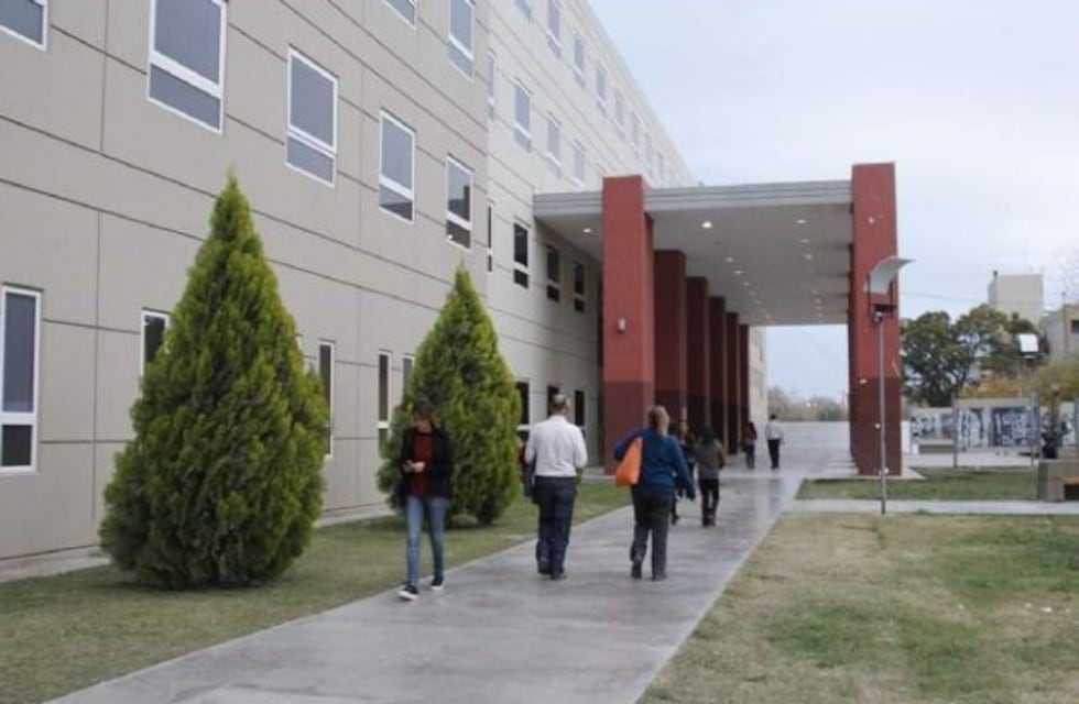 Hizo marcha atrás y atropelló a su sobrina: la beba pelea por su vida