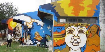 Cada uno de los artistas le impone su impronta, pero al finalizar el trabajo se unifica todo quedando un solo mural colectivo\u002E