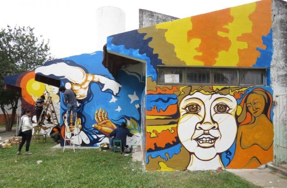 Clorinda: mural en un jardín plasma a la mujer y la crianza de los chicos