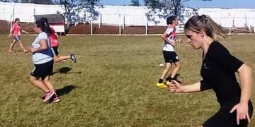 Oberá entrena su selección femenina de fútbol para jugar con la de Posadas\u002E (Liga)