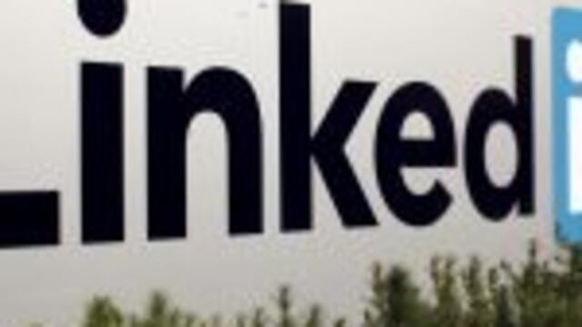 The logo for LinkedIn Corporation is shown in Mountain View, California, U.S. February 6, 2013.   REUTERS/Robert Galbraith/File Photo eeuu california  cede empresa LinkedIn empresas informaticas
