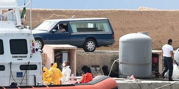A coffin containing the body of a migrant who died in the shipwreck that took place on October 7 is seen inside a car on the island of Lampedusa, Italy October 18, 2019\u002E REUTERS/Guglielmo Mangiapane