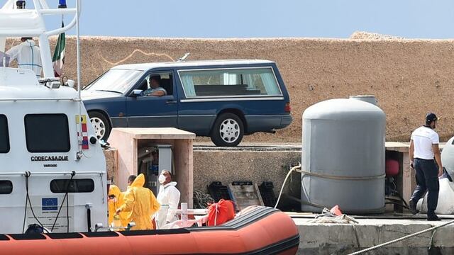 A coffin containing the body of a migrant who died in the shipwreck that took place on October 7 is seen inside a car on the island of Lampedusa, Italy October 18, 2019\u002E REUTERS/Guglielmo Mangiapane