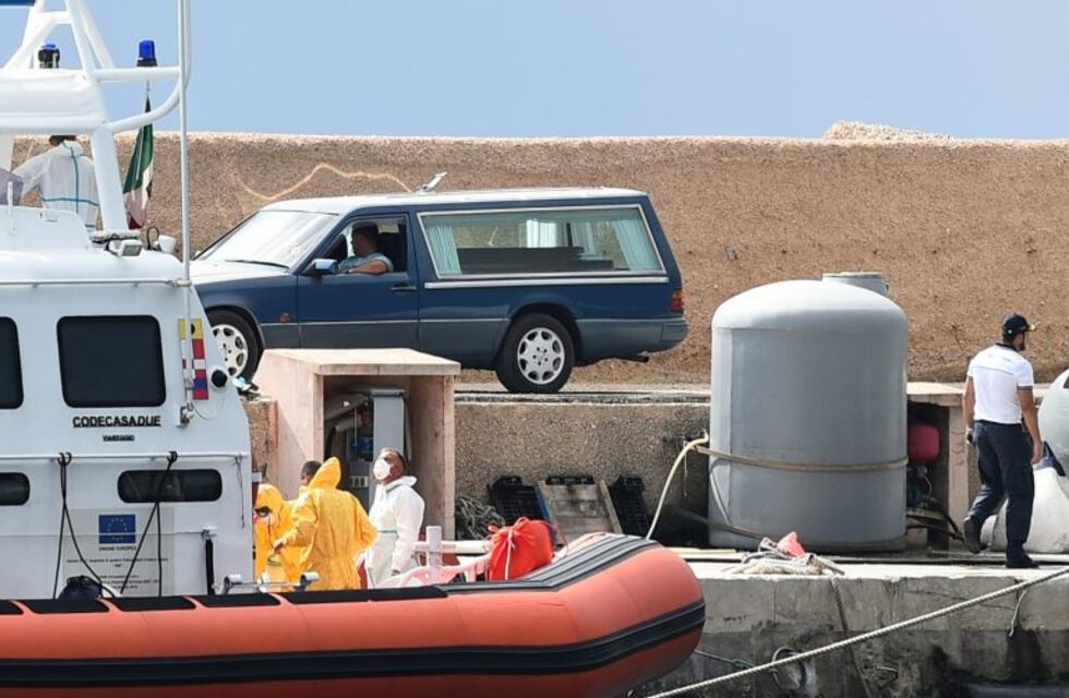 Naufragio de migrantes: encuentran en el fondo del mar el cuerpo de una mujer abrazada a su bebé