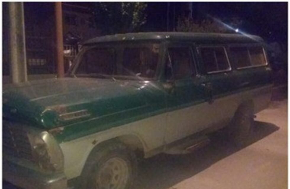 Chocó contra una camioneta estacionada y terminó en el hospital