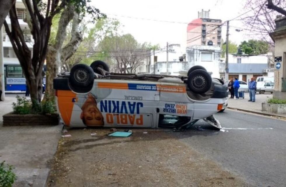 Una camioneta del Frente Progresista terminó dada vuelta en un espectacular choque
