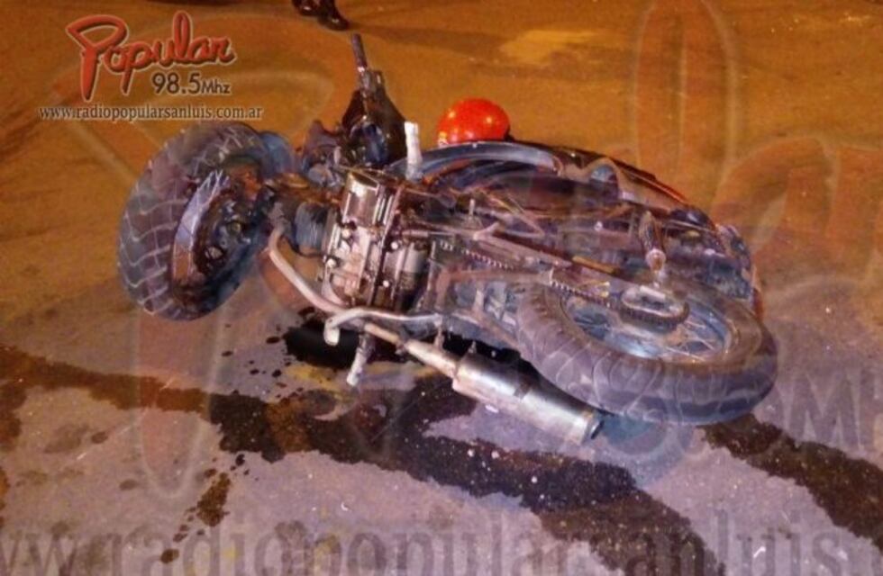 Iba en moto, un auto lo chocó y se dio a la fuga