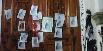 Integrantes de la marcha pegaron en las puertas de la parroquia carteles acusando al sacerdote Quiroga\u002E