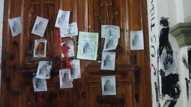 Integrantes de la marcha pegaron en las puertas de la parroquia carteles acusando al sacerdote Quiroga\u002E