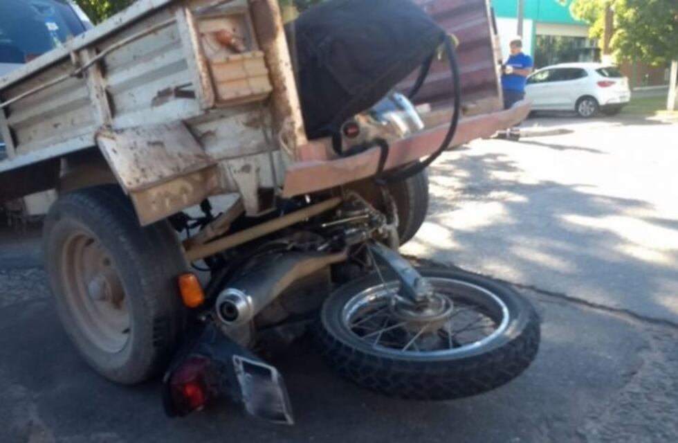 Terminó debajo de un carro y fue hospitalizado