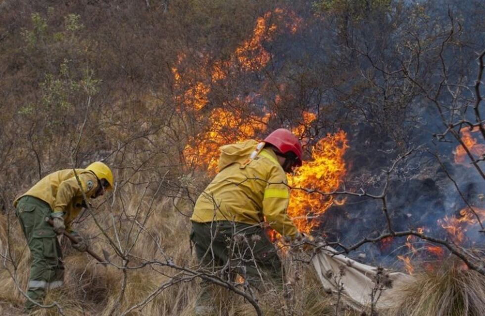 Lograron frenar el avance del incendio en el cerro Ancasti